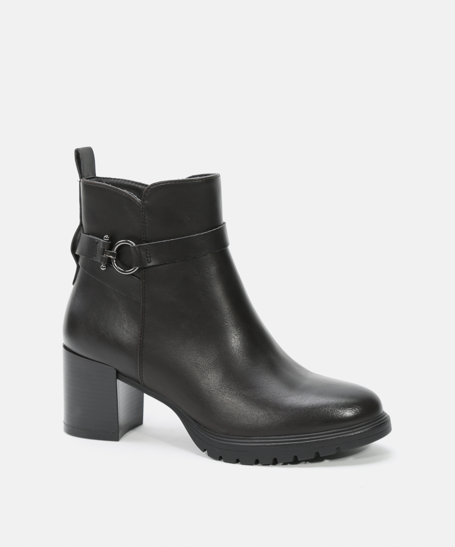 Botines tac&oacute;n hebilla